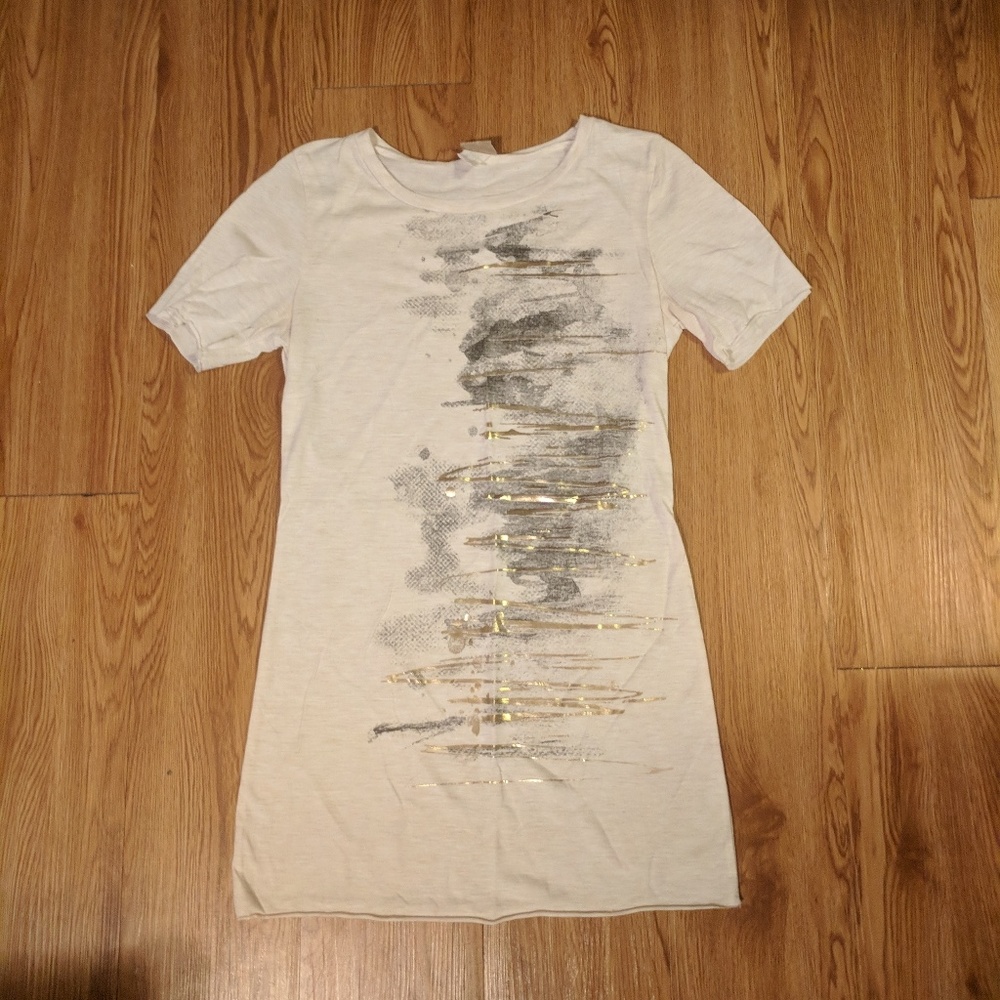 Daytrip tee shirt w gold detail extra long buckle